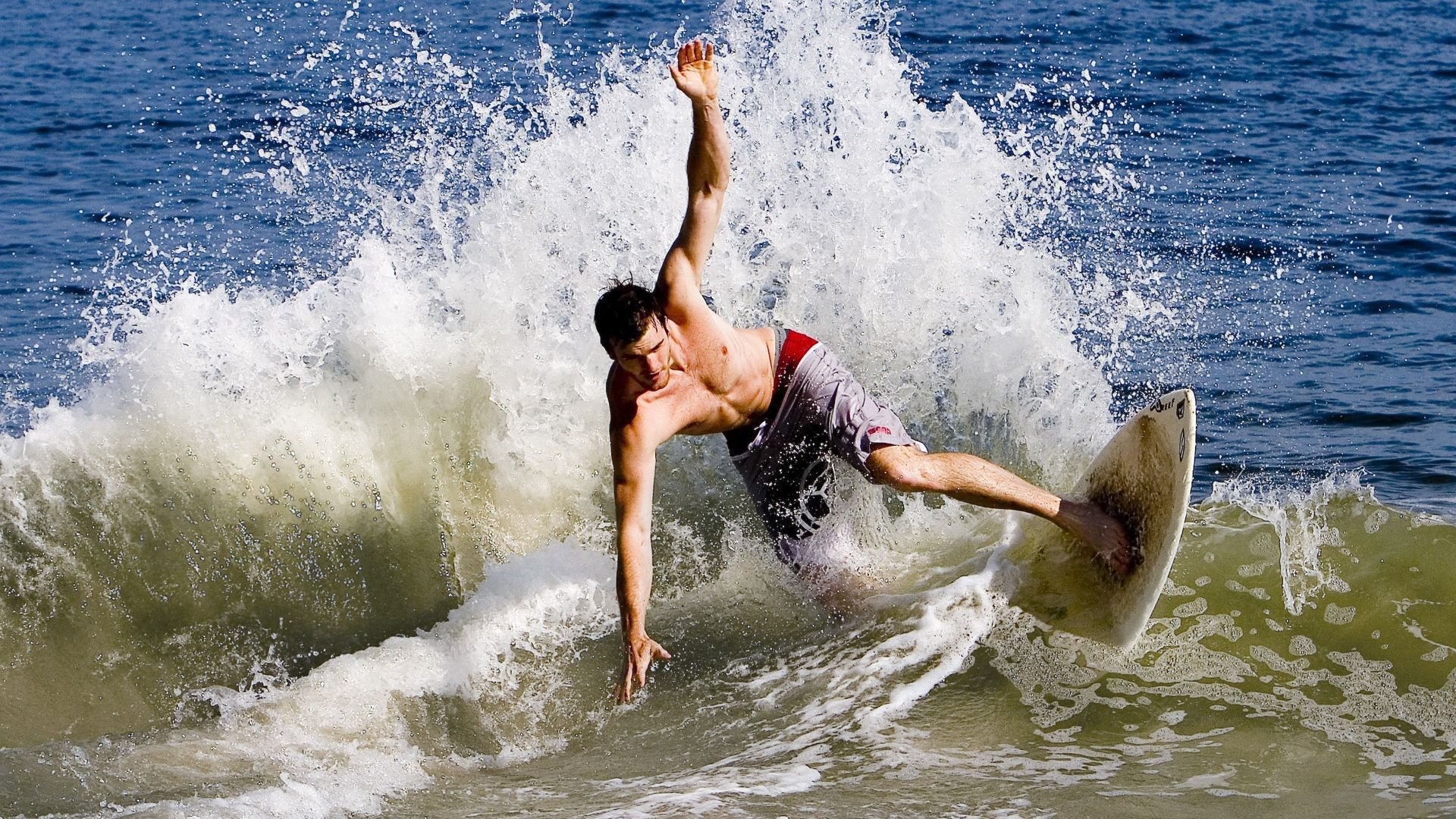 阿尔瓦雷斯爆发撕裂防线,摩洛哥战术纪律稳稳拿捏黄色潜水艇